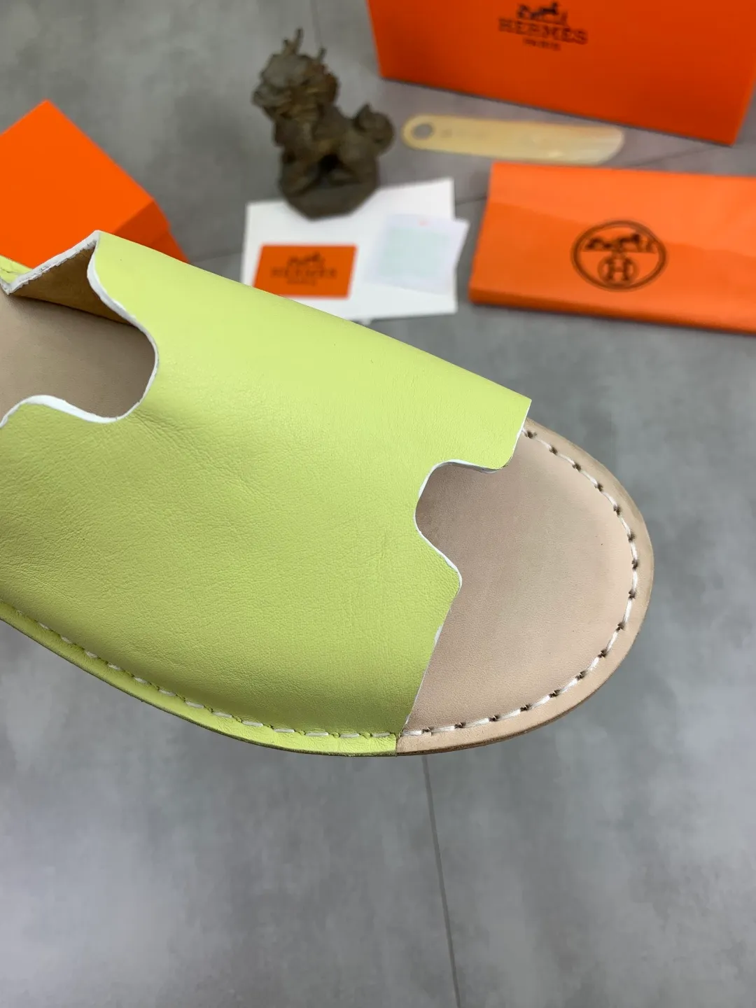 Men's men's shoes 💰P360 new model (genuine leather outsole series) new colors are coming simultaneously on the official website [HERMES] Hermès series: original development, original anatomy display, exclusive outsole [Material] Sole: original genuine leather sole with cow essence film 🌸. Fabric Original calfskin Lining: Imported cowhide, delicate and soft Code number: 38-44